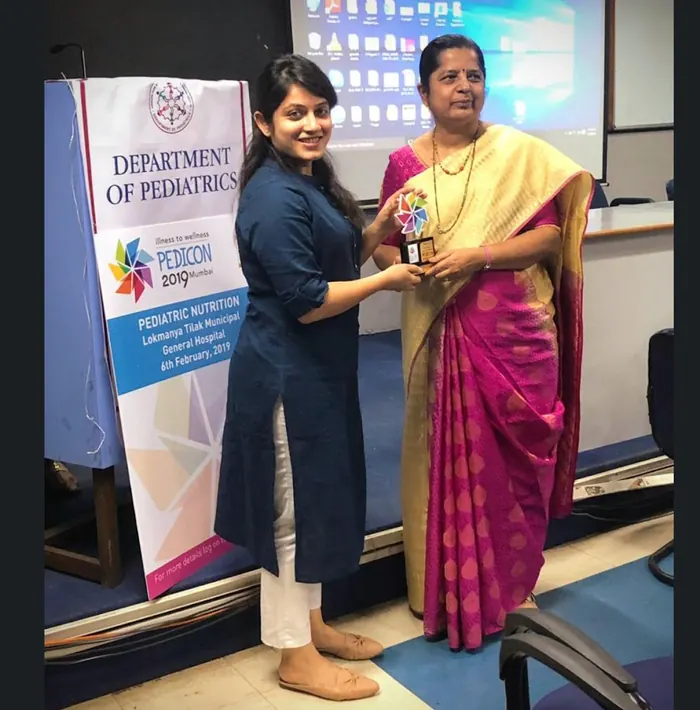 Megha receiving an award at PEDICON 2019 Pediatric Nutrition